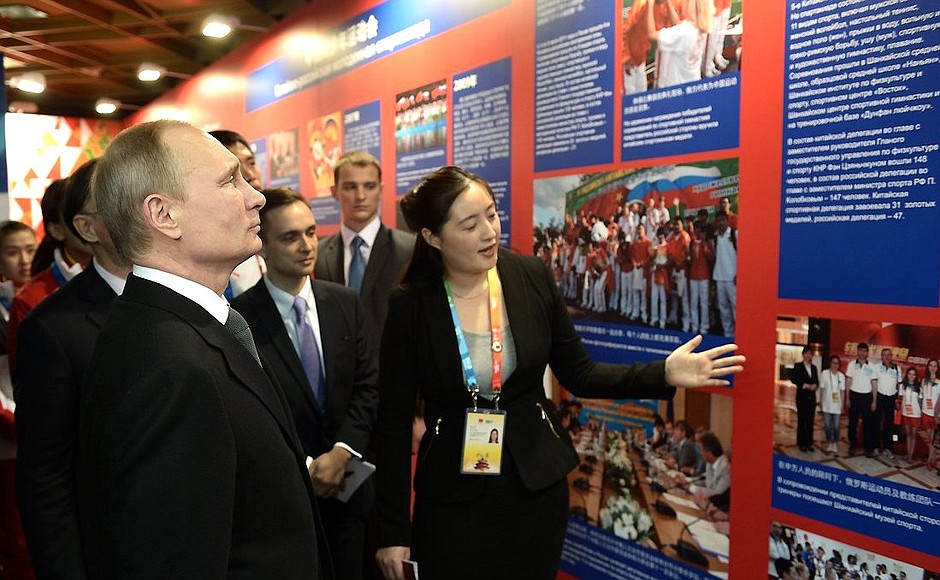 В ходе посещения Китайского дома Владимир Путин осмотрел стенды, рассказывающие о российско-китайских спортивных контактах.