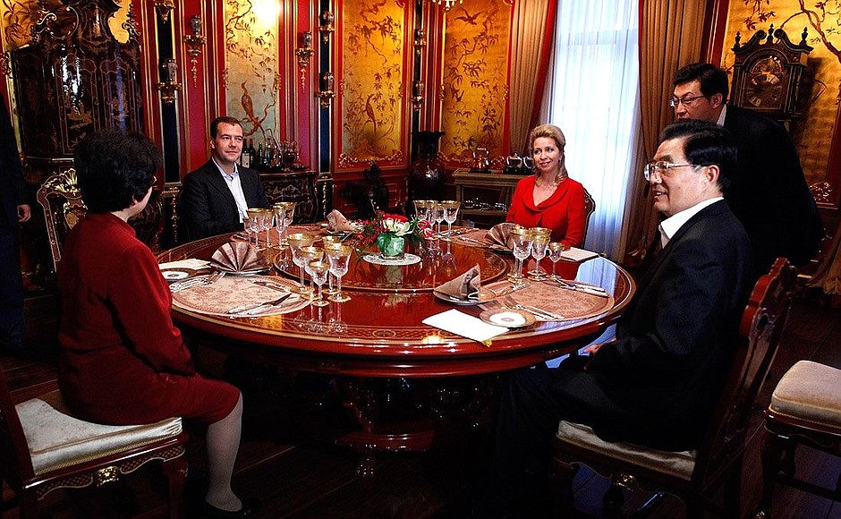 Дмитрий Медведев с супругой Светланой и Председатель КНР Ху Цзиньтао с супругой Лю Юнцин во время неформального ужина в загородной резиденции главы Российского государства.