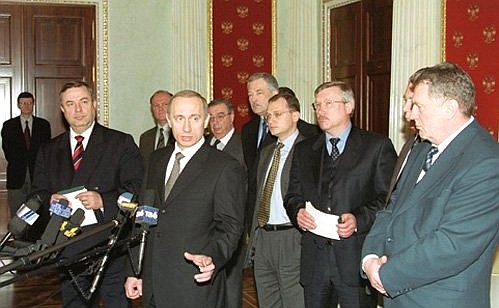 С руководителями фракций и депутатских групп Государственной Думы на встрече с журналистами.