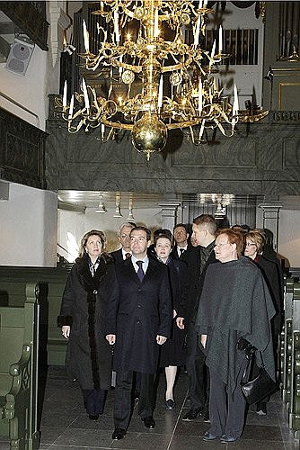 Дмитрий Медведев с супругой Светланой и Президент Финляндии Тарья Халонен в Кафедральном соборе города Порвоо.