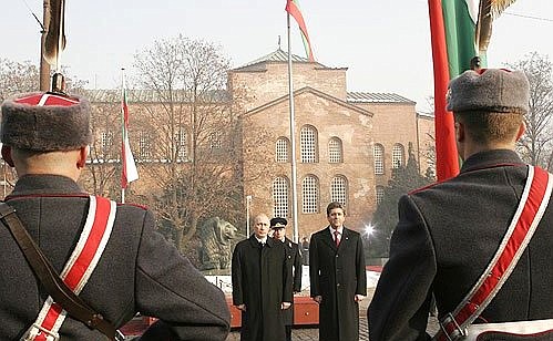 ПЛОЩАДЬ АЛЕКСАНДРА НЕВСКОГО. С Президентом Болгарии Георгием Пырвановым во время официальной церемонии встречи.