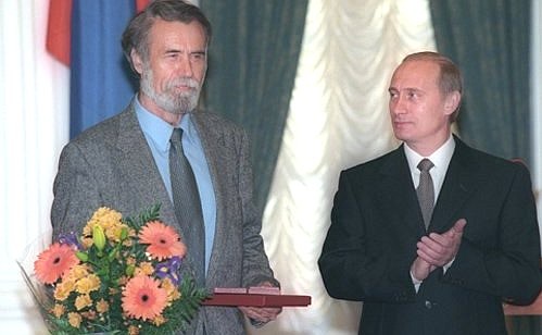 Церемония вручения Государственных премий в области литературы и искусства за 1999 год. Государственная премия вручается прозаику Владимиру Маканину.