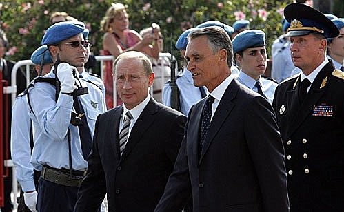 Во время торжественной встречи Президента России.