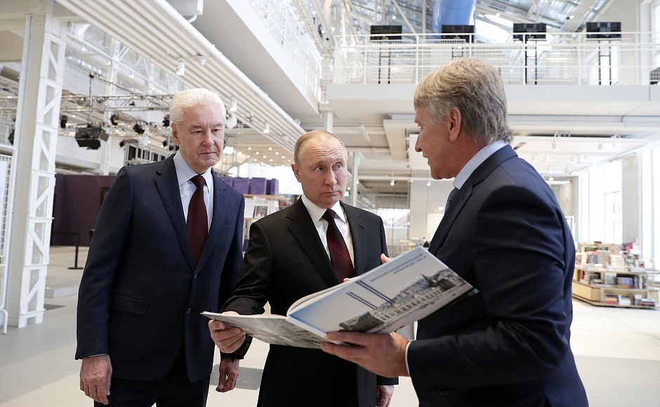 With Moscow Mayor Sergei Sobyanin (left) and President of V-A-C Foundation for Contemporary Art and NOVATEK Board Chairman Leonid Mikhelson during the tour around the GES-2 House of Culture.