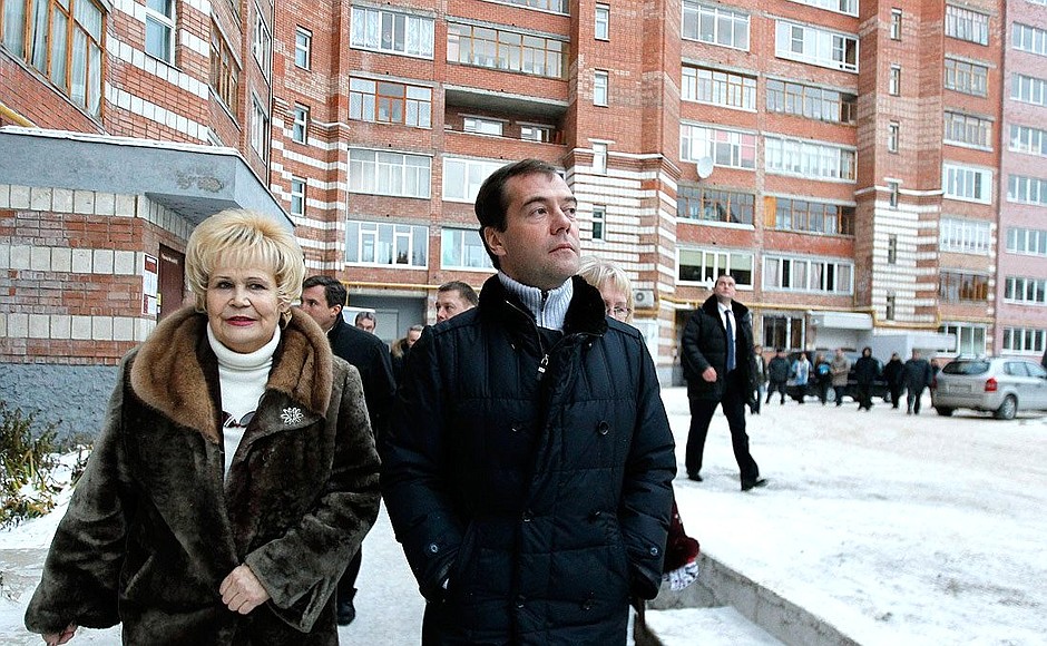 Visiting Perekrestok condominium. With condominium chairman Polina Nekrasova.