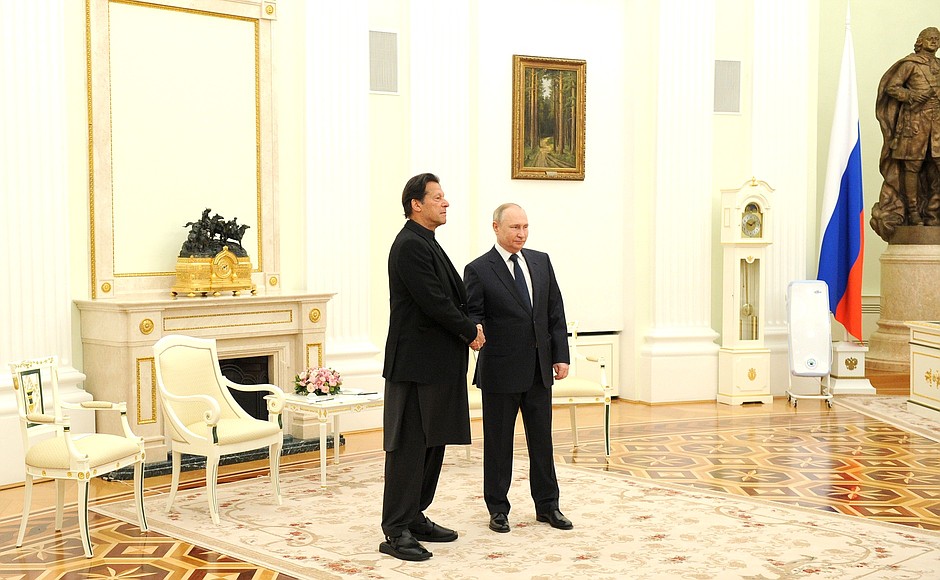 С Премьер-министром Пакистана Имран-Ханом перед началом российско-пакистанских переговоров.