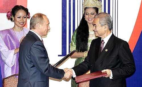 Ceremony for signing the Joint Declaration by Russia and ASEAN States on the Development of a Universal Partnership. With Malaysian Prime Minister Abdullah Ahmad Badawi.