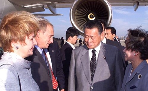 Vladimir Putin and Lyudmila Putina in Tokyo\'s Haneda Airport with Prime Minister Yoshiro Mori and his spouse.