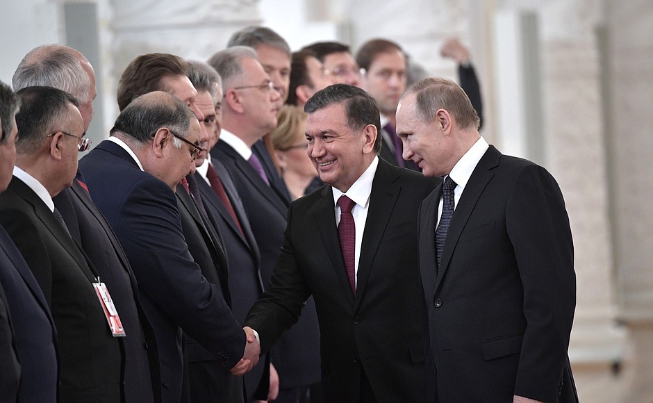 Представление делегаций перед началом российско-узбекистанских переговоров. С Президентом Узбекистана Шавкатом Мирзиёевым.