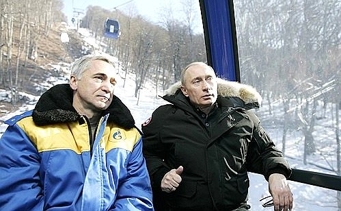 At the the Krasnaya Polyana downhill ski resort. With Vladimir Makarenkov, deputy Director of a Gazprom affiliate involved in the construction.