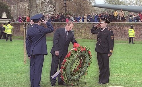 Laying a wreath at the monument to Soviet soldiers and civilians killed in World War II.
