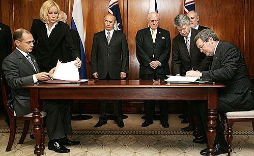 Ceremonial signing of Russian-Australian documents. Director of the Federal Atomic Energy Agency Sergei Kiriyenko and Australian Foreign Minister Alexander Downer signed the intergovernmental agreement on cooperation in using nuclear energy for peaceful purposes.