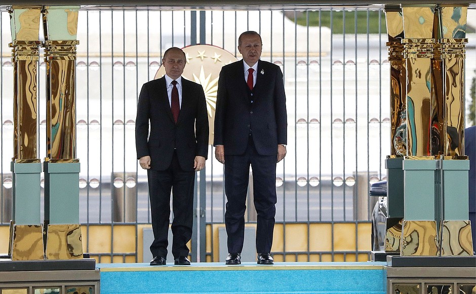 С Президентом Турецкой Республики Реджепом Тайипом Эрдоганом на церемонии официальной встречи.