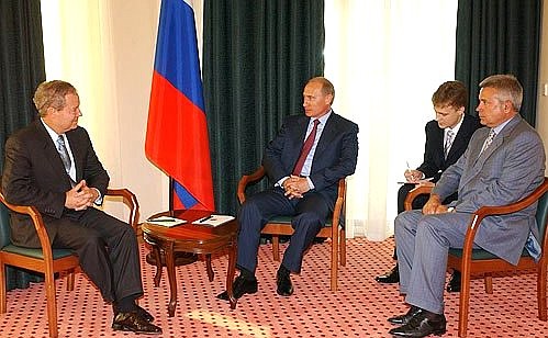 Meeting with ConocoPhillips President Jim Malva. LUKoil chief Vagit Alekperov (right).