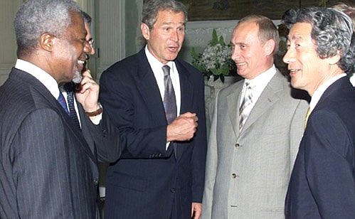 С Генеральным секретарем ООН Кофи Аннаном, Президентом США Джорджем Бушем и Премьер-министром Японии Дзюнъитиро Коидзуми (слева направо) во время презентации фонда по борьбе со СПИДом, малярией и туберкулезом.