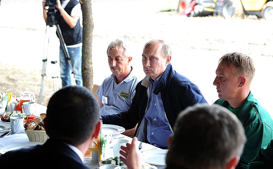 Беседа с комбайнёрами – работниками агрохолдинга «Кубань».