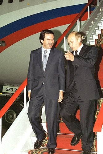 President Putin with Spanish Prime Minister Jose Maria Aznar upon their arrival at Vnukovo-2 airport.