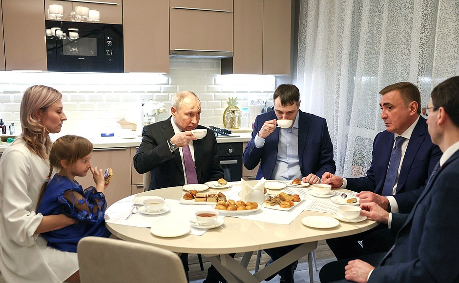Vladimir Putin, together with Presidential Plenipotentiary Envoy to the Central Federal District Igor Shchegolev and Governor of the Tula Region Alexei Dyumin, toured a gated community for medical professionals in Tula, where they were guests of the Shvetsov family.