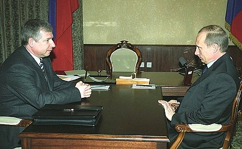 С полномочным представителем Президента в Северо-Западном федеральном округе Виктором Черкесовым.