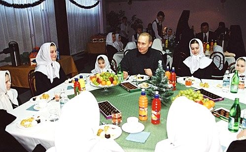 Во время чаепития с воспитанницами детского приюта «Отрада» Черноостровского женского монастыря.