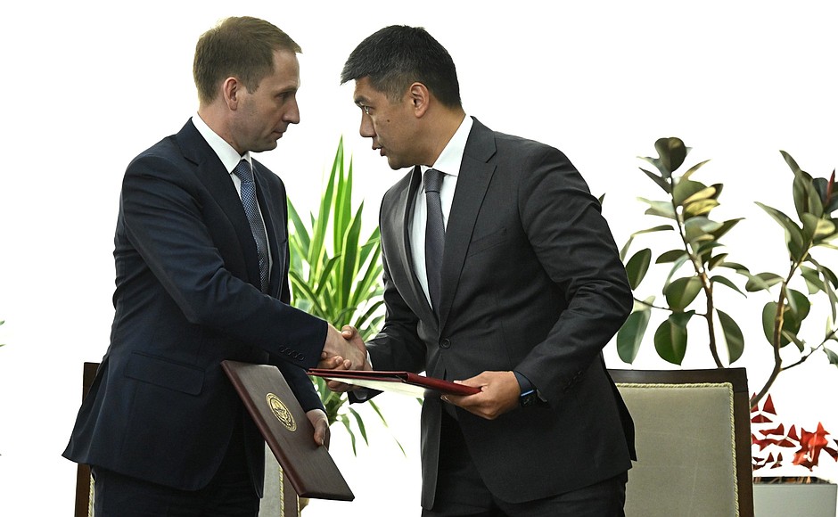 Minister of Natural Resources and Environment Alexander Kozlov and Minister of Natural Resources, Ecology, and Technical Supervision of Kyrgyzstan Melis Turgunbaev (right) at the ceremony for signing joint documents, held as part of President Putin’s official visit to Kyrgyzstan.