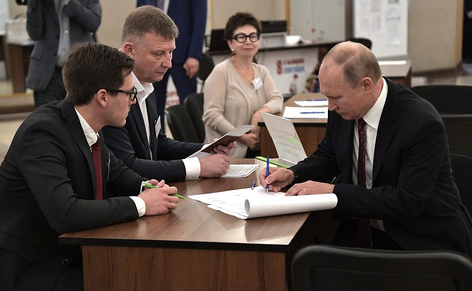 Владимир Путин проголосовал на выборах в Мосгордуму.