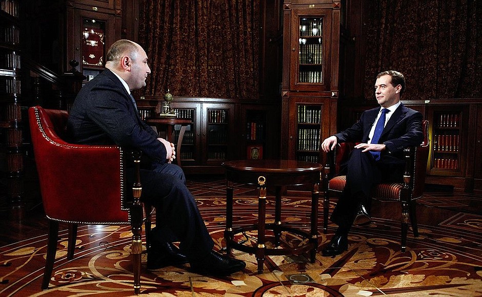 Во время записи интервью азербайджанскому телевидению и радиовещанию AzTV.