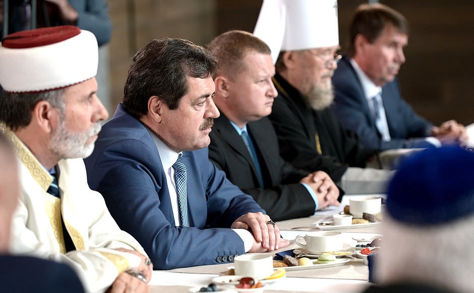 На встрече с представителями национальных общественных объединений Крыма.