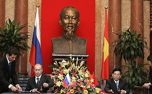 С Президентом Вьетнама Нгуен Минь Чиетом во время подписания совместных документов.