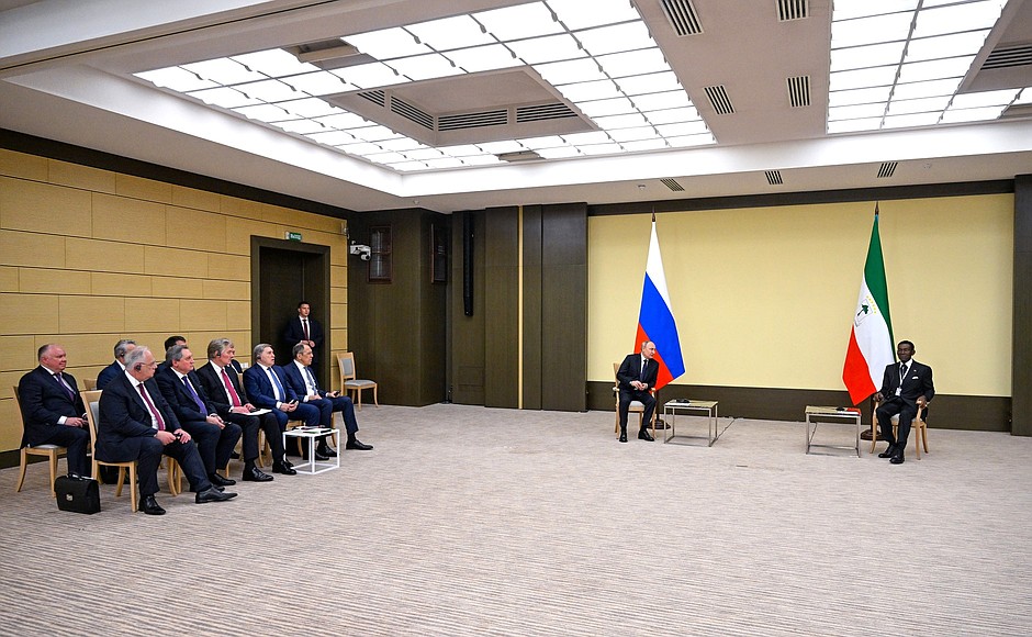 Российско-экватогвинейские переговоры в расширенном составе.