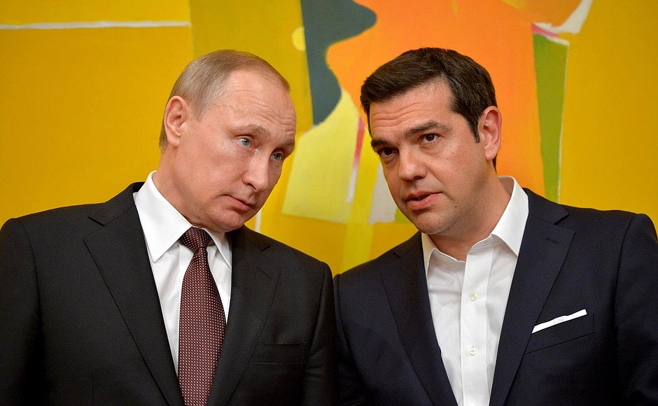 С Премьер-министром Греции Алексисом Ципрасом на церемонии подписания российско-греческих документов.