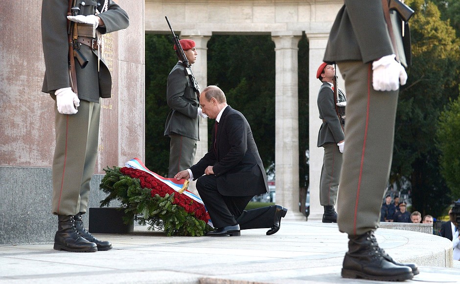 Wreath-laying ceremony at the monument to Soviet soldiers who fell in the liberation of Austria from Nazism.