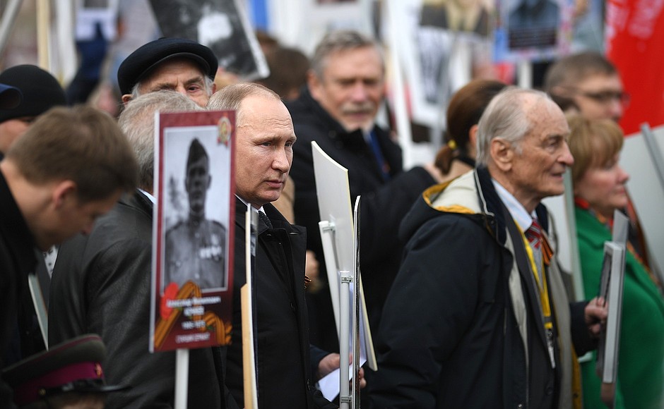 Путин принял участие в шествии «Бессмертного полка» (прямая трансляция шествия)
