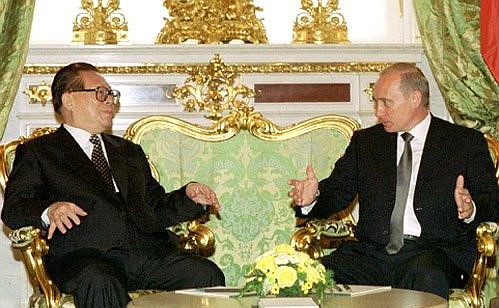 President Putin in discussion with Chinese President Jiang Zemin.
