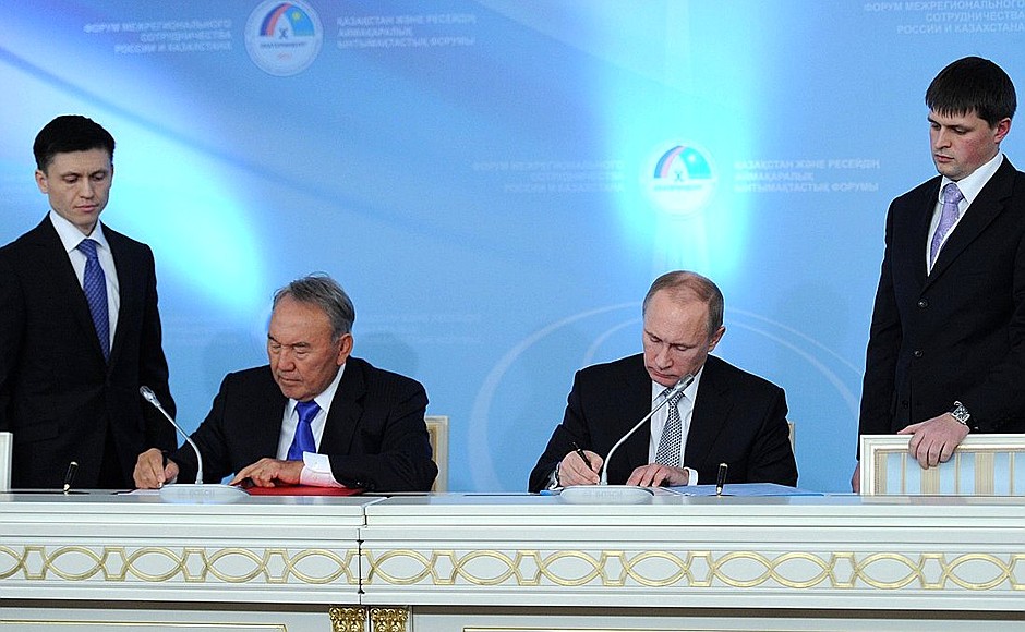 С Президентом Казахстана Нурсултаном Назарбаевым во время подписания совместных документов.