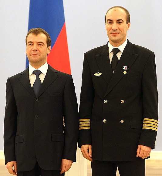 The ceremony of presenting state decorations to the Tu-154 crew. First pilot Yevgeny Novoselov was awarded the title of Hero of Russia.