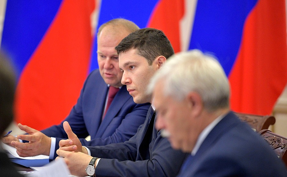 At a meeting on developing the transport infrastructure in Russia’s Northwest. Plenipotentiary Presidential Envoy in the Northwest Federal District Nikolai Tsukanov (left), Acting Governor of Kaliningrad Region Anton Alikhanov (centre), and Governor of St Petersburg Georgy Poltavchenko.