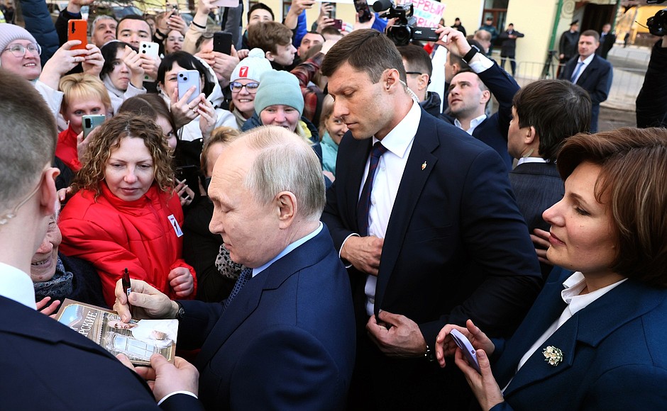Владимир Путин прибыл в Торжок, где пообщался с местными жителями.