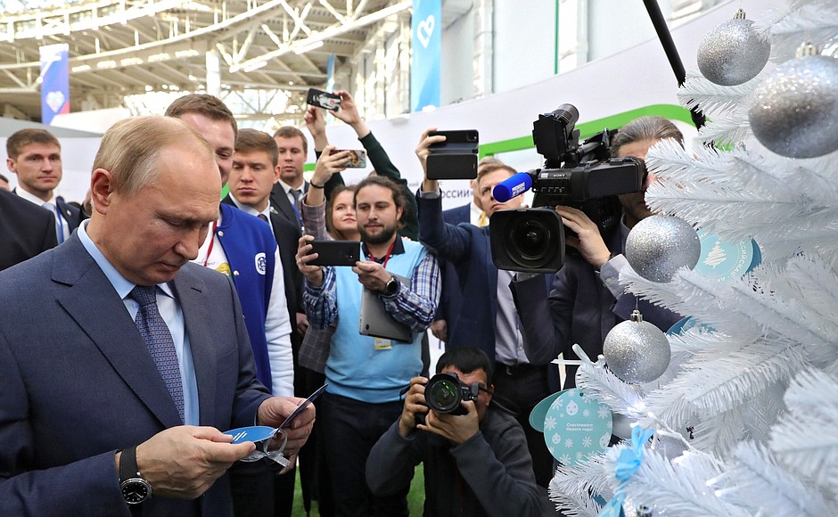 This year, the President again joined the volunteer campaign The New Year Tree of Wishes: at the stand of the Dream with Me charity project, Vladimir Putin and the volunteer movement leaders randomly picked a New Year tree decoration that contains a wish to fulfil.