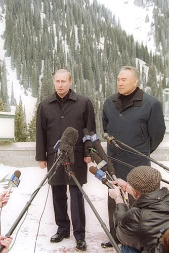 Vladimir Putin and Kazakhstan\'s President Nursultan Nazarbayev meeting journalists.