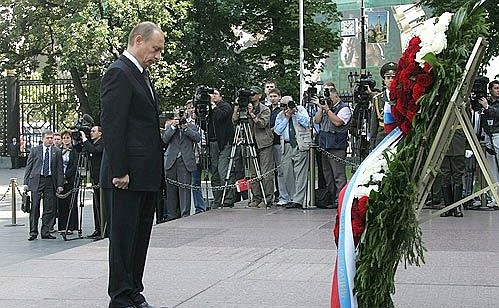 Церемония возложения венка к Могиле Неизвестного Солдата у Кремлевской стены.