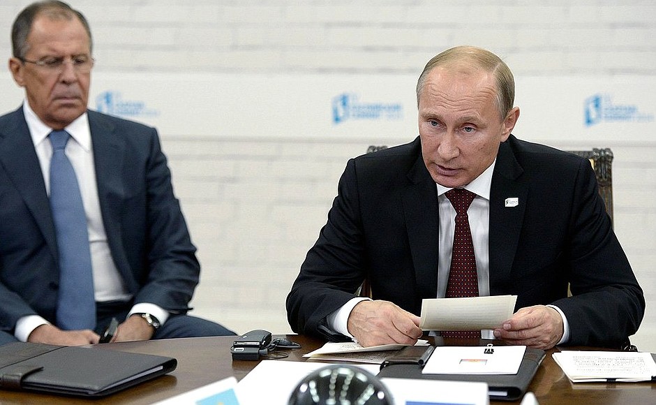 Во время встречи глав государств – участников IV Каспийского саммита в узком составе. С Министром иностранных дел России Сергеем Лавровым.