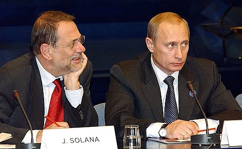 На пресс-конференции по итогам саммита Россия – Европейский союз с Высоким представителем ЕС по общей внешней политике и политике в области безопасности Хавьером Соланой (слева).
