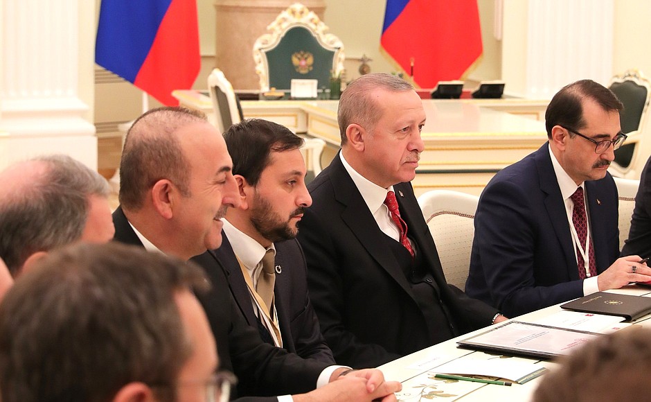 Президент Турецкой Республики Реджеп Тайип Эрдоган на российско-турецких переговорах в расширенном составе.