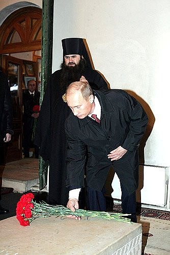 Владимир Путин положил гвоздики к могиле Кузьмы Минина в Михайло-Архангельском соборе Нижегородского кремля.