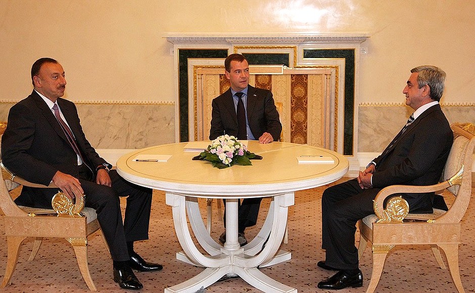 С Президентом Азербайджана Ильхамом Алиевым и Президентом Армении Сержем Саргсяном.