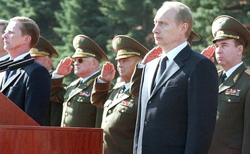 Выступление на военном параде в честь 57-й годовщины Победы в Великой Отечественной войне.