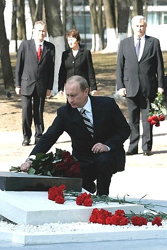 Возложение цветов к могиле Константина Циолковского.