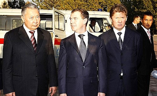 В присутствии Дмитрия Медведева и Курманбека Бакиева состоялась церемония передачи компанией «Газпром» киргизской стороне пятнадцати автомашин скорой помощи марки «УАЗ».