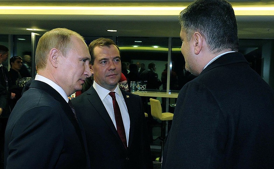 Перед началом церемонии закрытия XXII Олимпийских зимних игр 2014 года. С Председателем Правительства России Дмитрием Медведевым и премьер-министром Армении Тиграном Саркисяном.